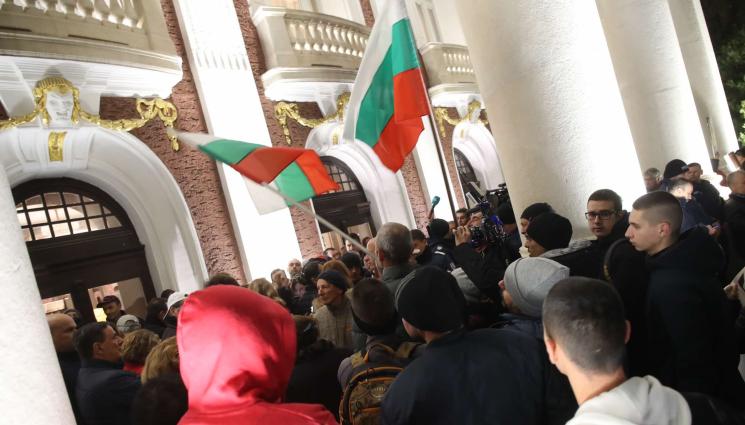 протест Джон Малкович Народен театър пиеса - Прокуратурата се зае с мелето пред Народния театър!