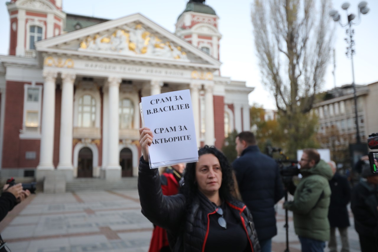 <p>Протест и напрежение пред Народния театър. Недоволни нападнаха директора Васил Василев преди премиерата на постановка, режисирана от Джон Малкович.</p>