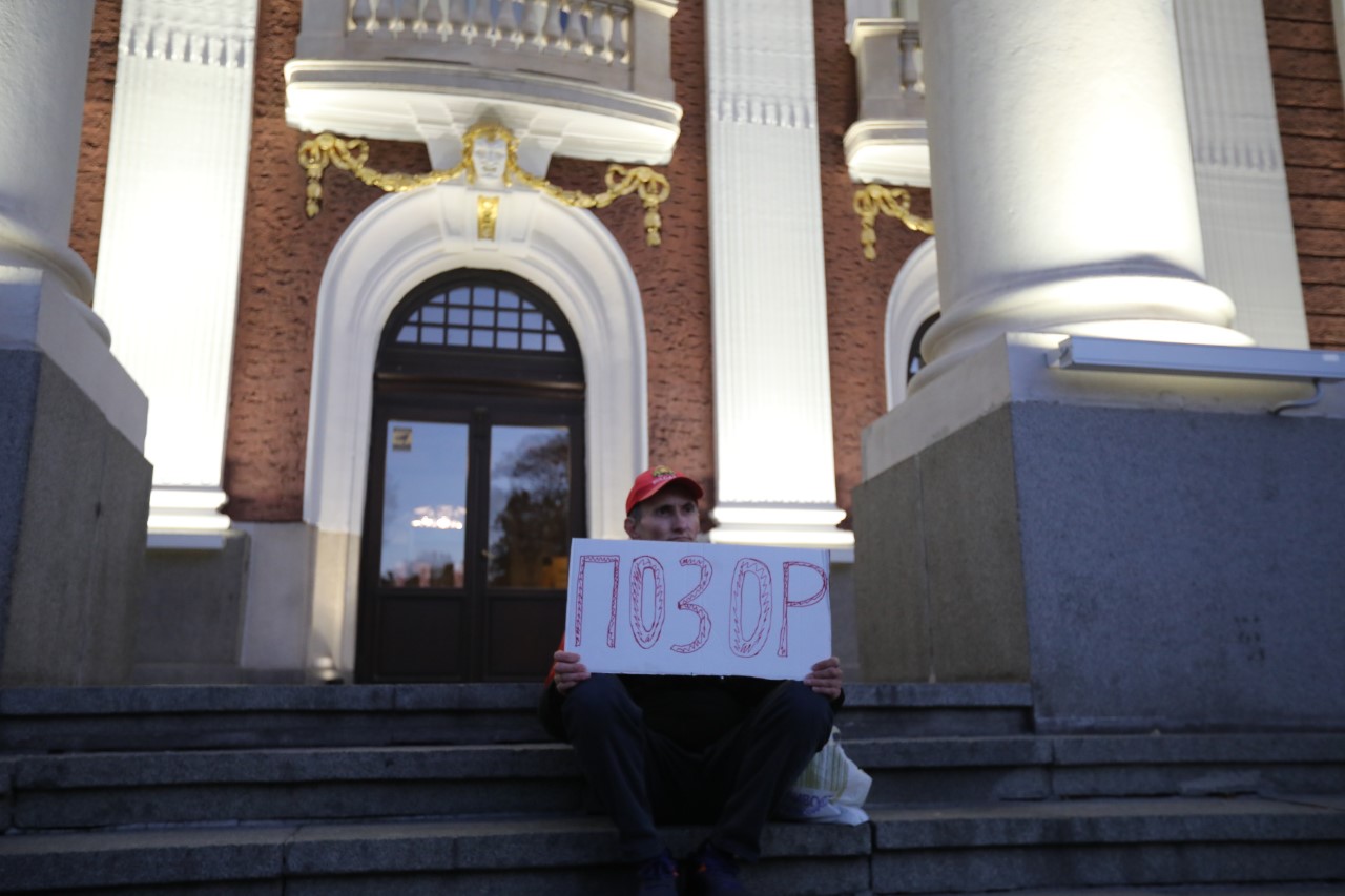 <p>Протест и напрежение пред Народния театър. Недоволни нападнаха директора Васил Василев преди премиерата на постановка, режисирана от Джон Малкович.</p>