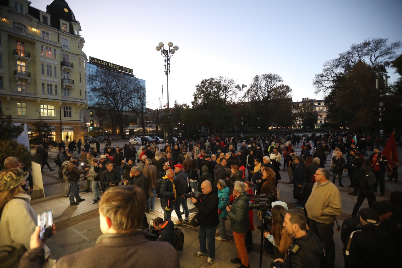 <p>Протест и напрежение пред Народния театър. Недоволни нападнаха директора Васил Василев преди премиерата на постановка, режисирана от Джон Малкович.</p>