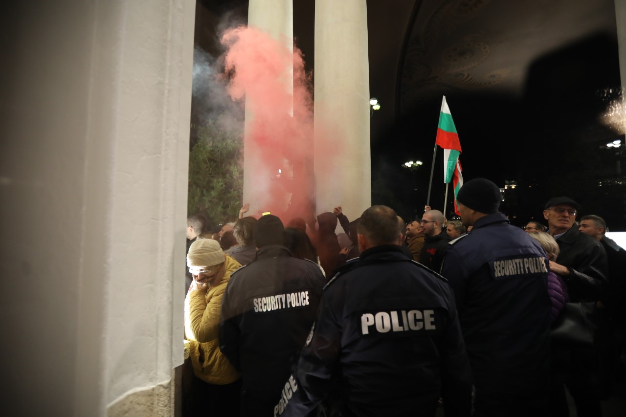 <p>Протест и напрежение пред Народния театър. Недоволни нападнаха директора Васил Василев преди премиерата на постановка, режисирана от Джон Малкович.</p>