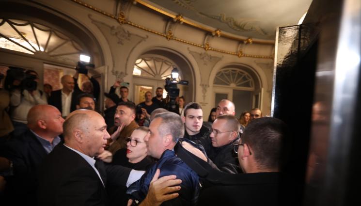 протест Народен театър - СЛЕД МЕЛЕТО ПРЕД НАРОДНИЯ: Вътрешният министър хвърли вината върху директора на театъра!