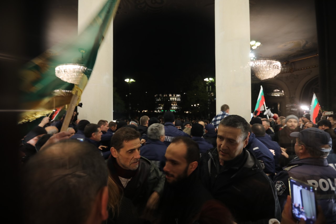 Протест и напрежение пред Народния театър. Недоволни нападнаха директора Васил Василев преди премиерата на постановка, режисирана от Джон Малкович.