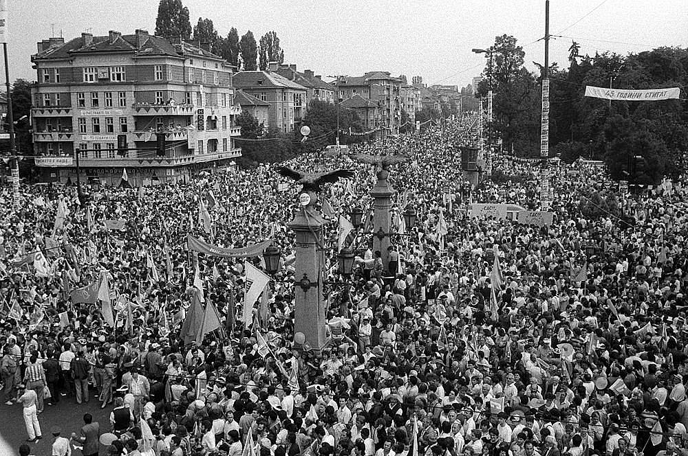  Както предвиди и феноменът Кочовска, на 10 ноември 1989 г. народът заля улиците на България като река.