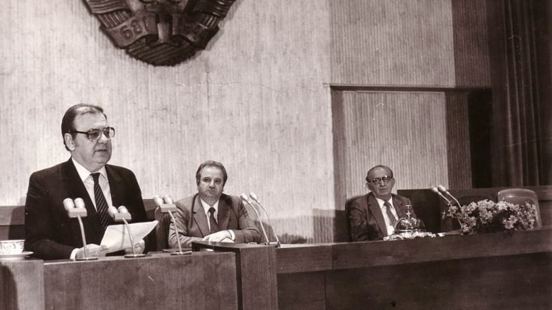  След 35 г начело на държавата на 10 ноември 1989 г. ЦК на БКП освободи Тодор Живков (вдясно) от най-високата длъжност генерален секретар в партията.