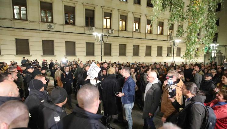 протест Народен театър пиеса Джон Малкович - СЛЕД МЕЛЕТО ПРЕД НАРОДНИЯ: Връщат парите на публиката!