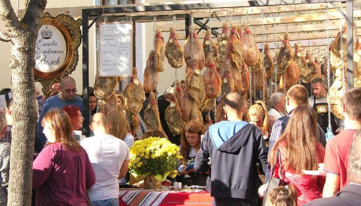 Елена - 40 000 блокират Елена за традиционния празник в града