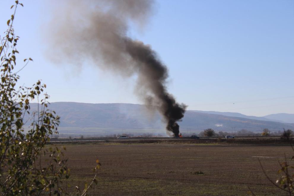Лек автомобил се запали в движение и изгоря на АМ