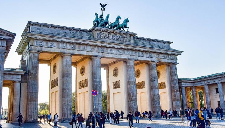 Берлин - КРАЙ НА МЕРКЕЛОВА ГЕРМАНИЯ: Берлин отказва убежище, полицията преценява на място! (СНИМКИ)