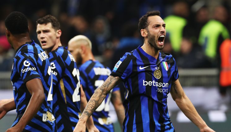 Интер Наполи - Чалханоглу вкара, но и изпусна дузпа, Наполи отново е лидер в Серия А. Битката за първото място обаче е жестока