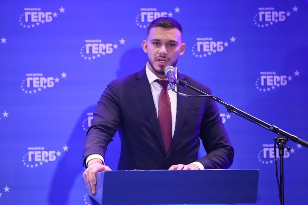 Георги Кръстев от ГЕРБ–СДС е най-младият депутат в 51-ото Народно събрание.