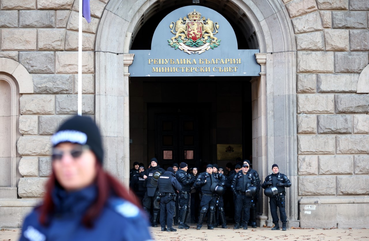 <p>Движението в центъра на София е затруднено заради предвидени седем протеста. От полицията призовават гражданите да използват масовия градски транспорт, а не личните си автомобили.</p>