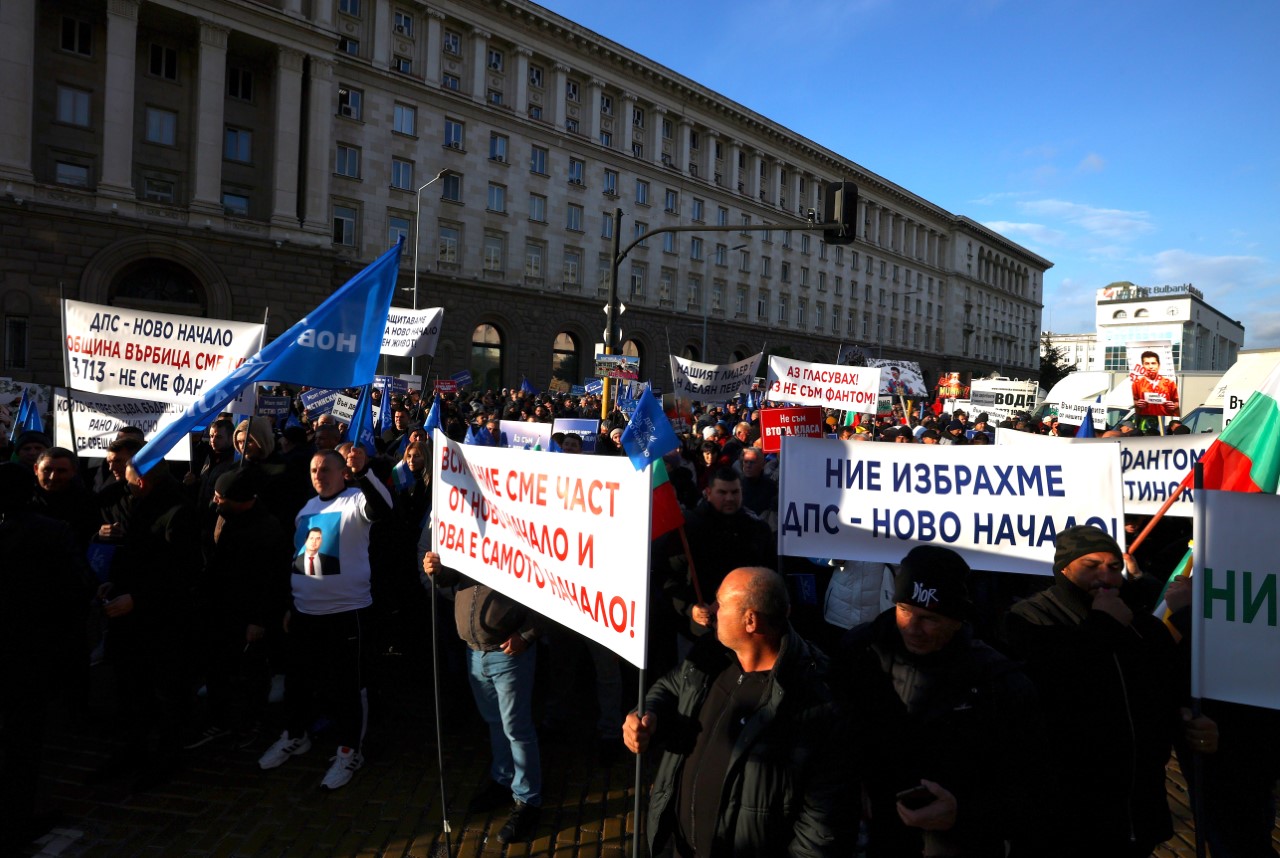 <p>Поддръжници на &bdquo;ДПС &ndash; Ново начало&ldquo; провеждат протест под надслов &bdquo;Не сме фантоми! Ние сме истински!&ldquo; пред сградата на Народното събрание.</p>