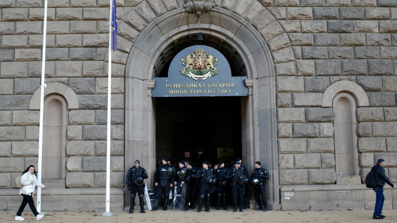 <p>Движението в центъра на София е затруднено заради предвидени седем протеста. От полицията призовават гражданите да използват масовия градски транспорт, а не личните си автомобили.</p>