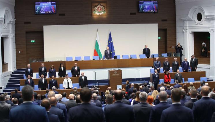 парламент - СТАРАТА ПЕСЕН НА НОВ ГЛАС: Депутатите не избраха председател на НС!