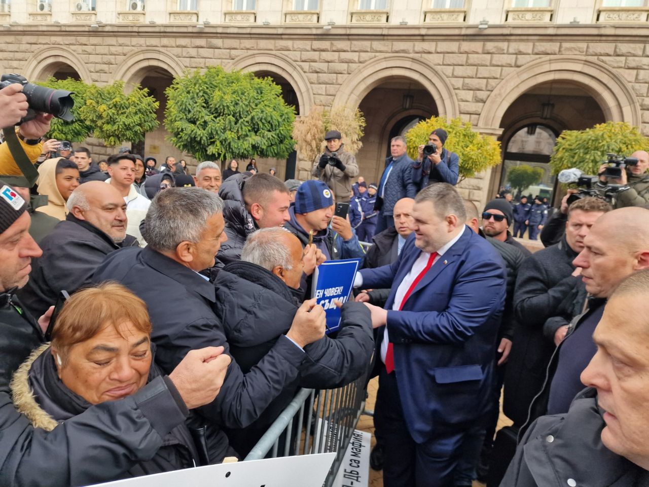 <p>След като положиха клетва, Делян Пеевски и депутатите от формацията му, напуснаха пленарна зала</p>