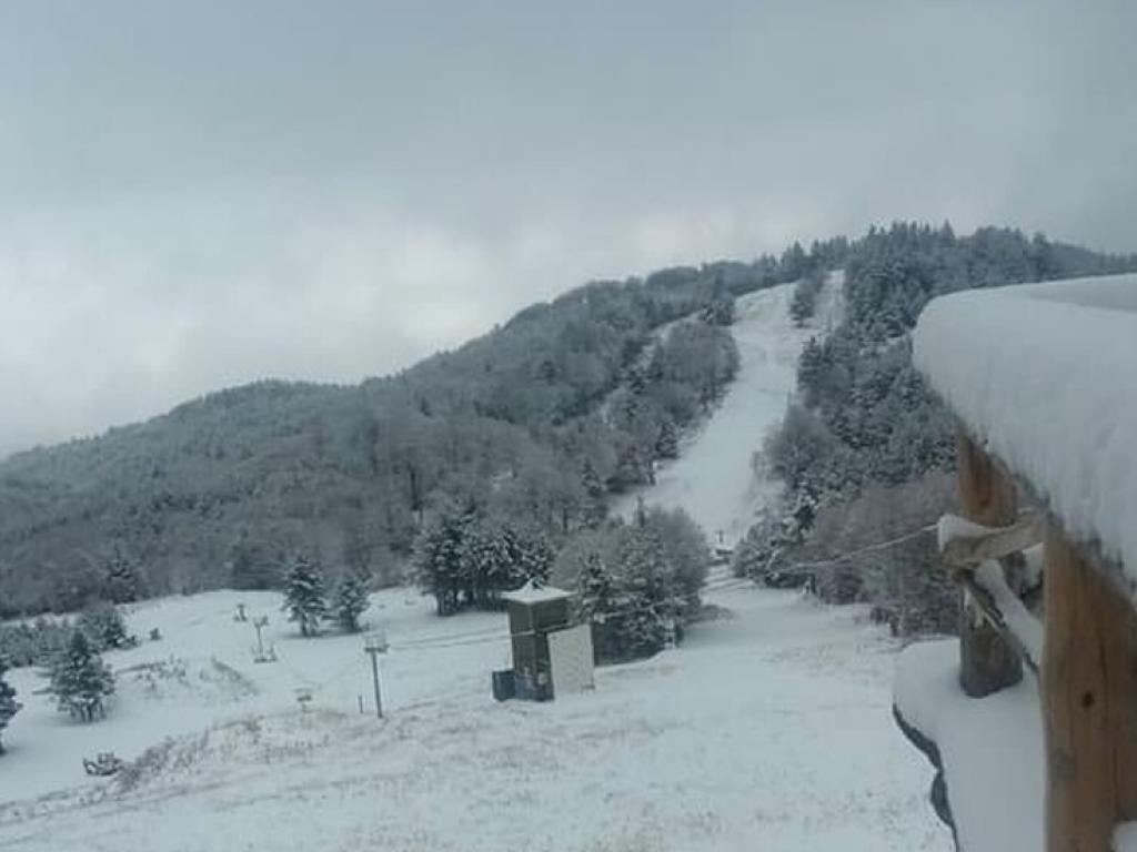 Сняг наваля в Осоговската планина Снежната покривка там е около