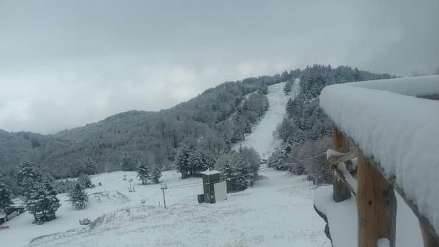 15-сантиметрова снежна покривка в Осоговската планина (СНИМКИ)