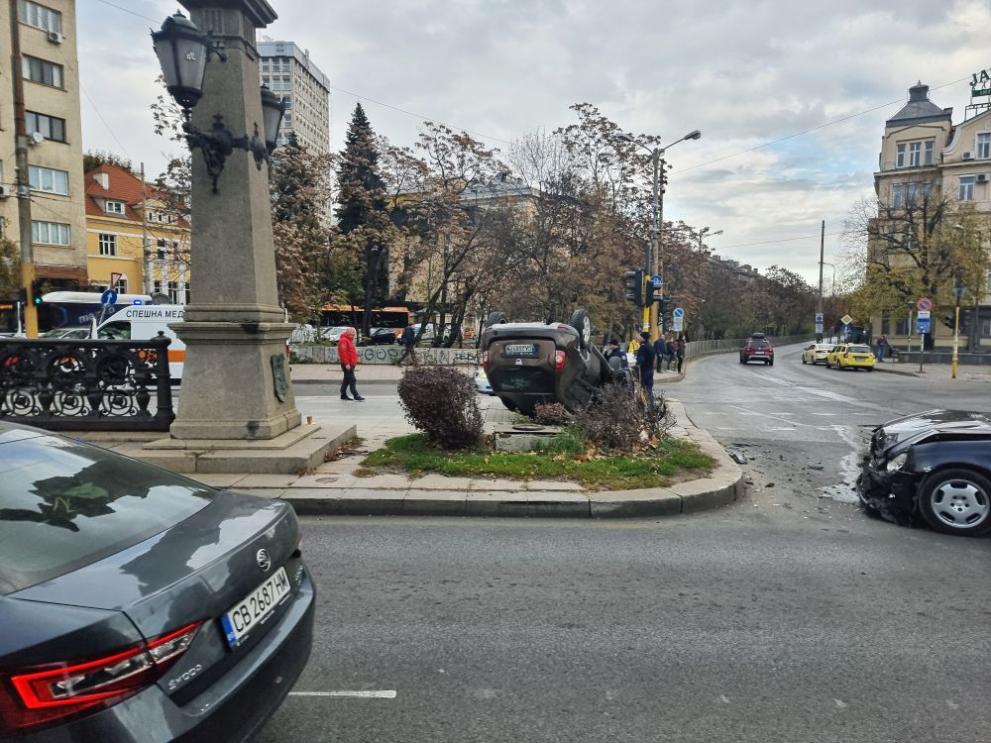Кола се обърна по таван на площад Орлов мост в