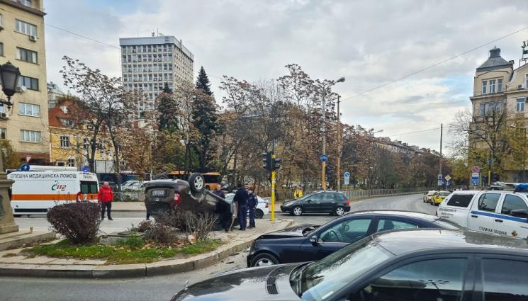 катастрофа Орлов мост - КАСКАДА: Кола се обърна по таван на „Орлов мост“! (СНИМКИ)