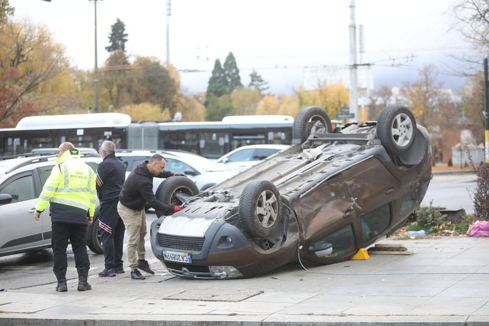 Кола се обърна по таван в пешеходната част на площад Орлов
