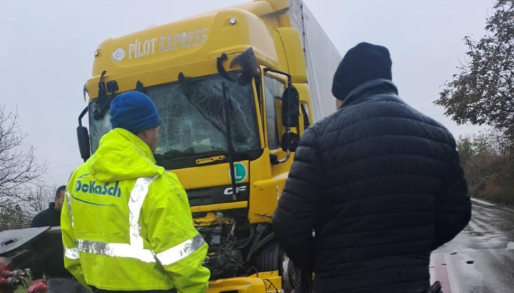 тир - ЧЕЛЕН УДАР: Два тира се сблъскаха на главен път!