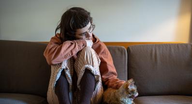 котка у дома