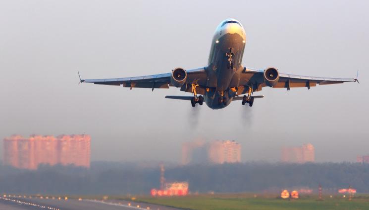 Боинг - Боинг 727 се удари в антени на летище по време на излитане (ВИДЕО)