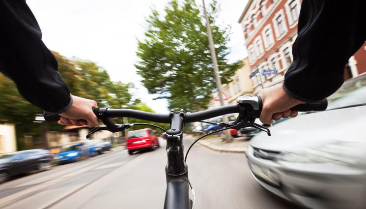 велосипедист инцидент - Велосипедист се преби зрелищно, минавайки на червен светофар (ВИДЕО)