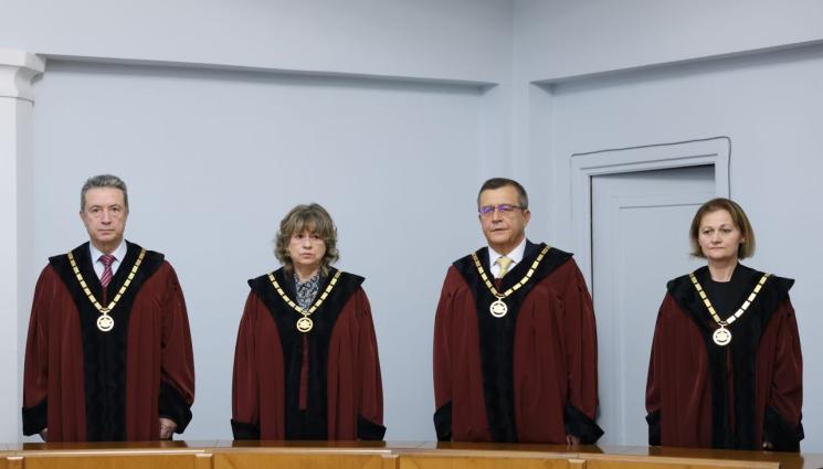 КС - Тримата нови конституционни съдии положиха клетва