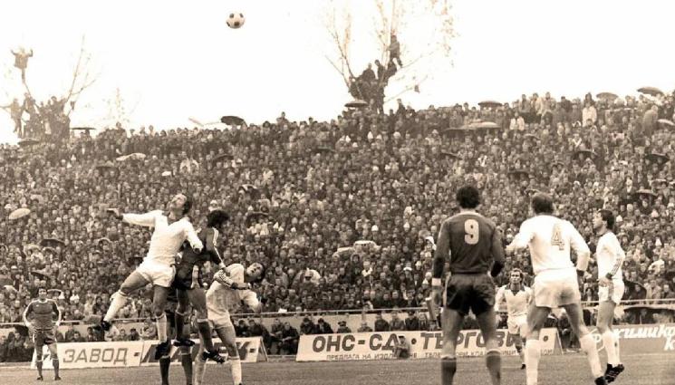 ретро спорт - РЕТРО СПОРТ: Футболен Давид срещу Голиат по български! (СНИМКИ)