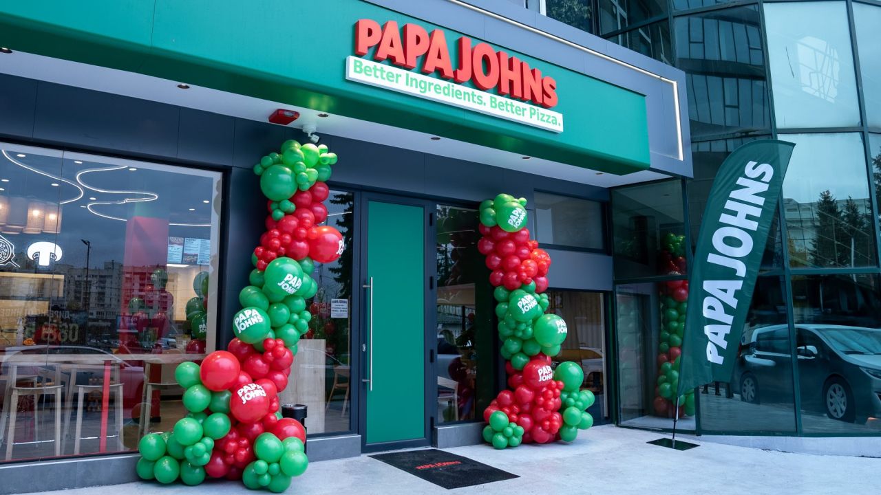 Papa Johns с грандиозно откриване в България – първият ресторант посрещна стотици фенове на пицата с празник през целия ден