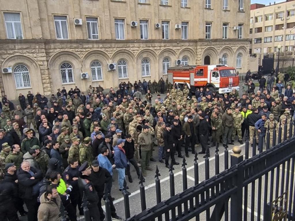 Протестиращи опозиционери превзеха сградите на парламента президентството и правителството на