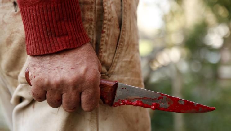 нож кръв - КЪРВАВА ДРАМА: Син уби баща си!