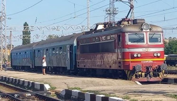 Железници БДЖ влак влакове локомотив - Локомотив се запали на жп гара!