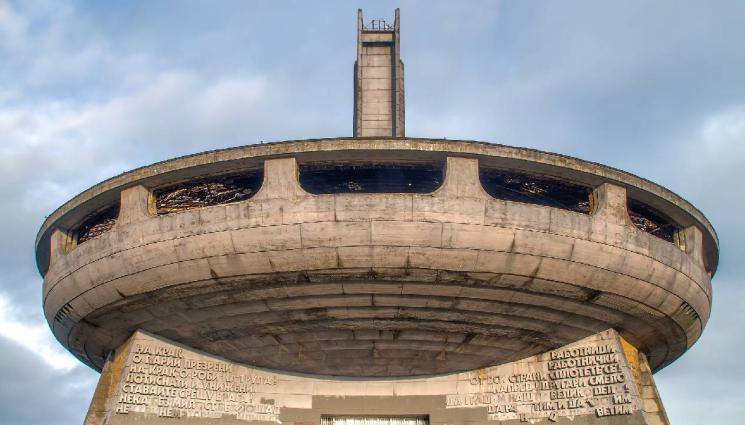 паметник Бузлуджа - АПИ ПРЕДУПРЕЖДАВА: Промяна в движението заради събора на социалистите на Бузлуджа