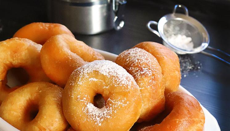 понички - Десертите на Йоли: Понички, целувки с Baileys и кафе, бразилски трюфели и халва с мед