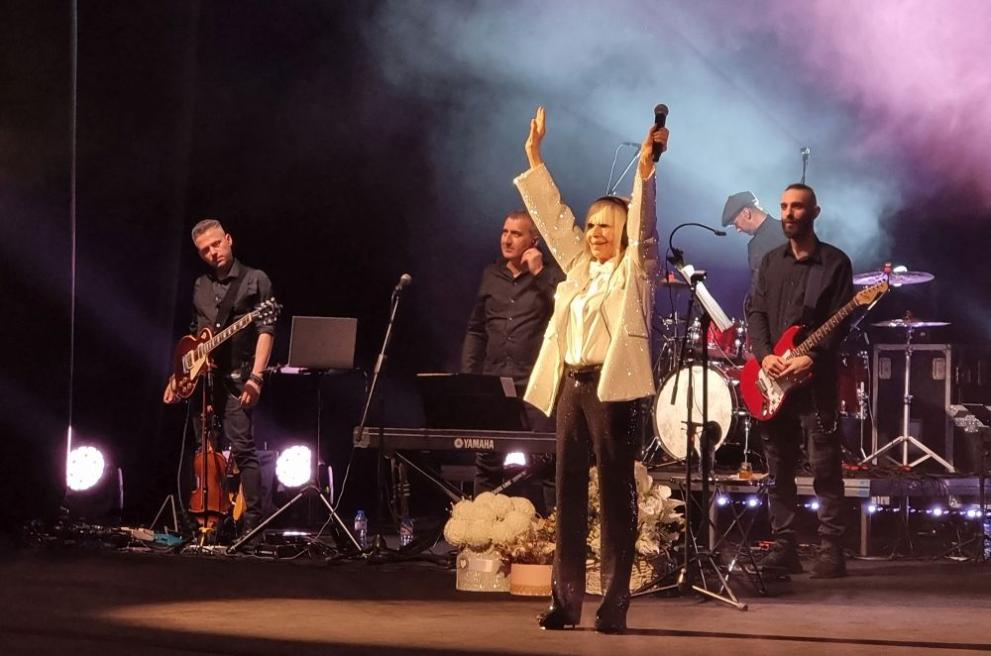 Стотици пяха заедно с Лили Иванова в препълнената зала на