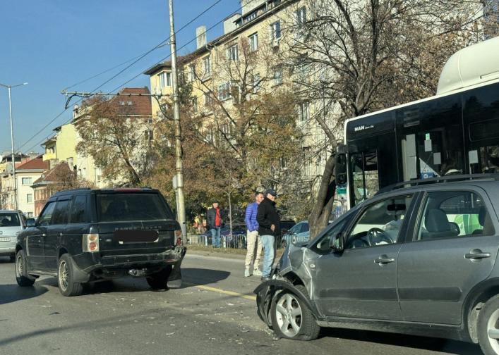 Катастрофа между джип лека кола и автобус