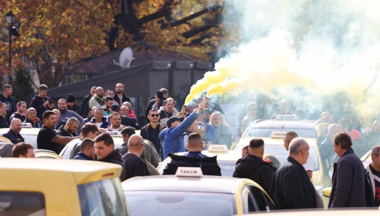 такси - ОТНОВО НА ПРОТЕСТ: Таксиджии блокират цял град!