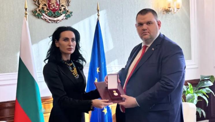 дд - Пеевски получи медал за особени заслуги към Украйна