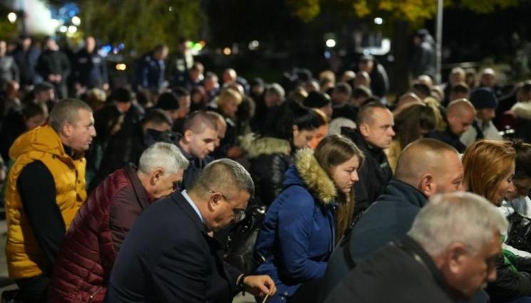 полиция - В ЗНАК НА ПОЧИТ: Униформени на бдение в памет на полицай Димитър Петров!