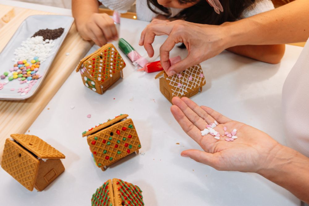 Цветовата палитра е вечно червеното и зелено с носталгични декорации, включително джинджифилови къщички и захарни бастунчета. 