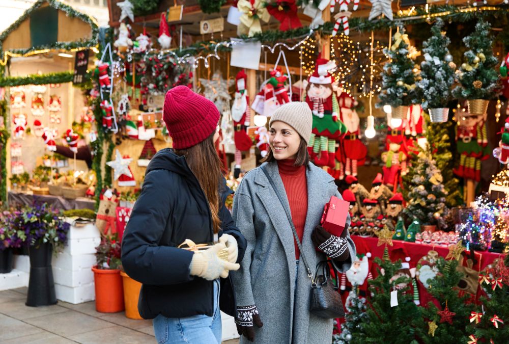 Отидете до някой коледния базар тази година, за да се срещнете с производителите и да купите красивите им ръчно изработени изделия.