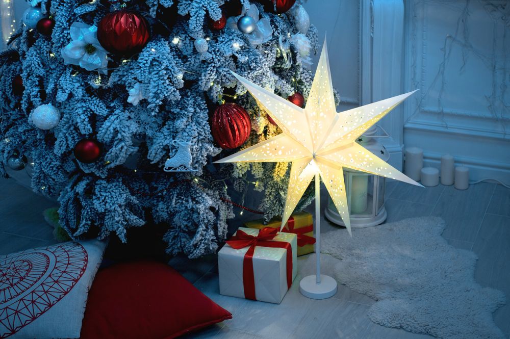 Добавете гигантски играчки пред къщата си, сложете големи лампички на двора или окачете огромни коледни звезди на елхата, за да създадете повече коледно настроение.