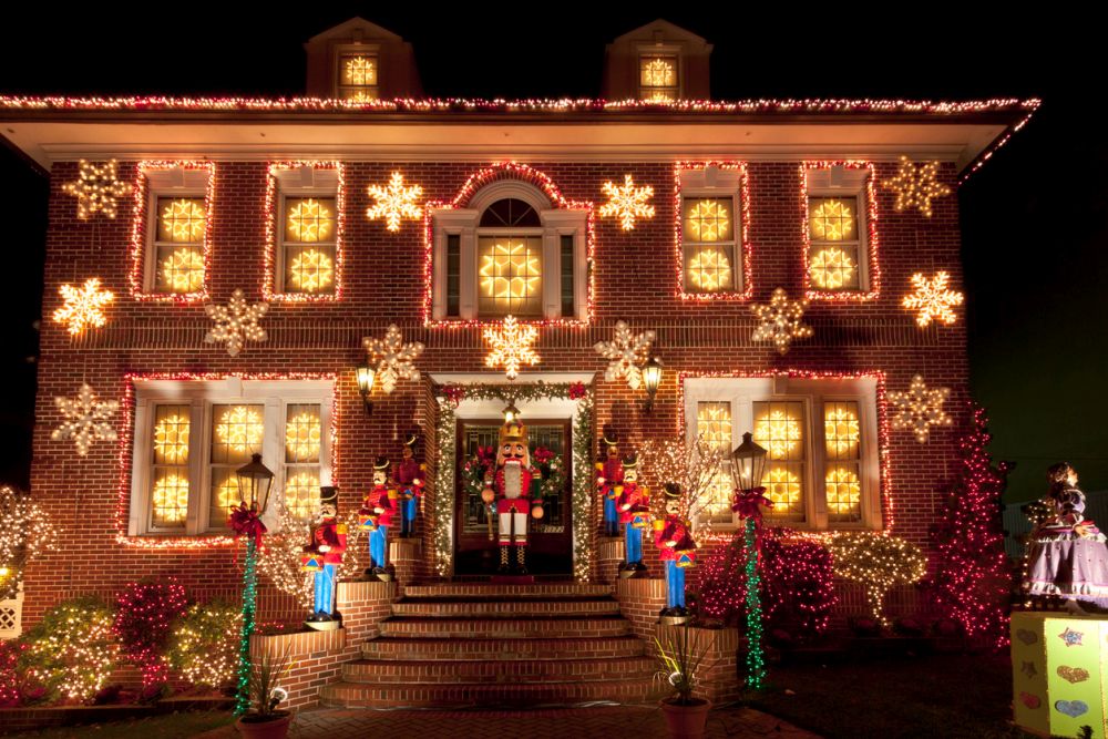 Когато декорирате с големи орнаменти пред къщата си например, създават коледно настроение и за своите съседи. 