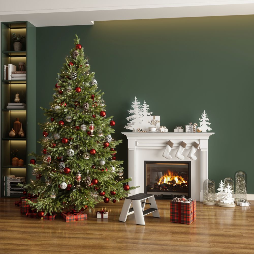 Ако не сте фен на цветната украса, винаги може да заложите на семпло украсена елха, но нека тя бъде голяма.