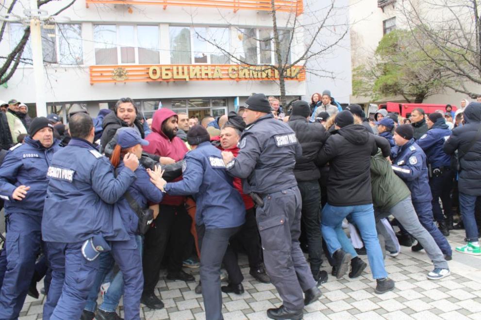 Сблъсъци и напрежение между протестиращи пред община Симитли. БГНЕСБГНЕС Бизнес