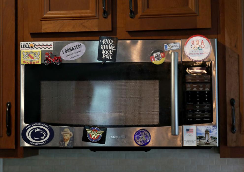 Make the hood smile“ (Накарай гетото да се усмихне) мотивира