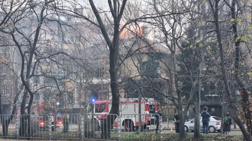 Пожар избухна в центъра на София.БТАГори покрива на къща на